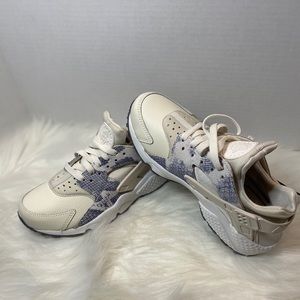 Nike air huaraches snake skin cream/ grey